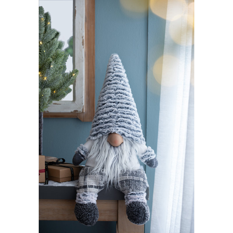 Gnome assis avec chapeau en fausse fourrure, H 23,6 po x l 4,7 po x P 8,3 po