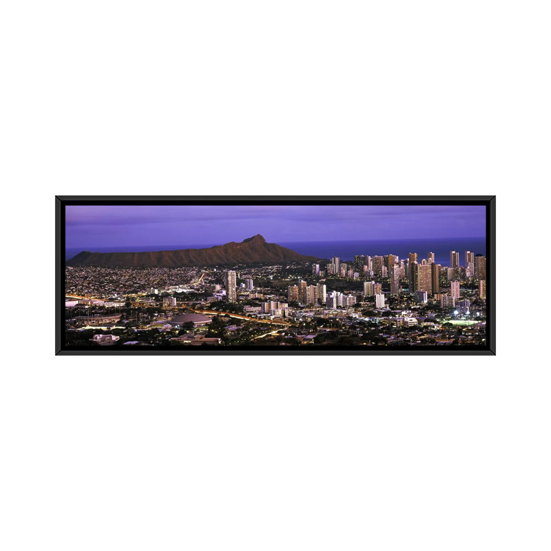 «City Lit up at Dusk, Honolulu, Oahu, Hawaii 2010», reproduction de photo sur toile, H 24 po x l 72 po x P 1,5 po