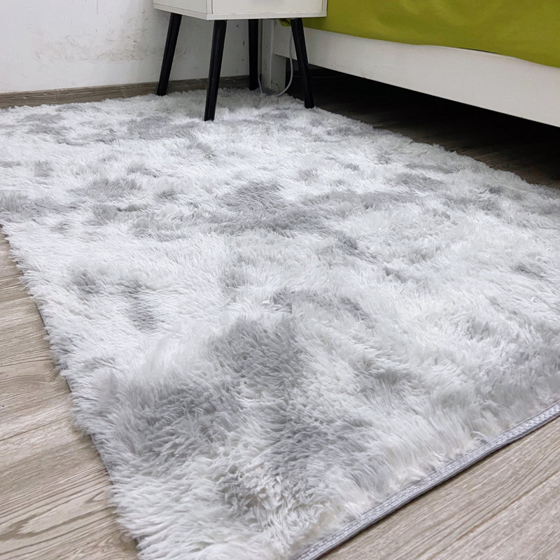 Tapis gris clair à poils longs Rikwin, Rectangle 4 pi 7 po x 7 pi 11 po
