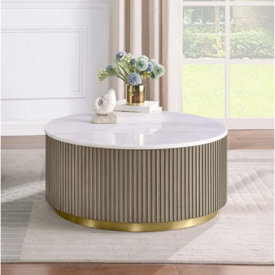 Table basse avec plateau en marbre blanc et base or rosé