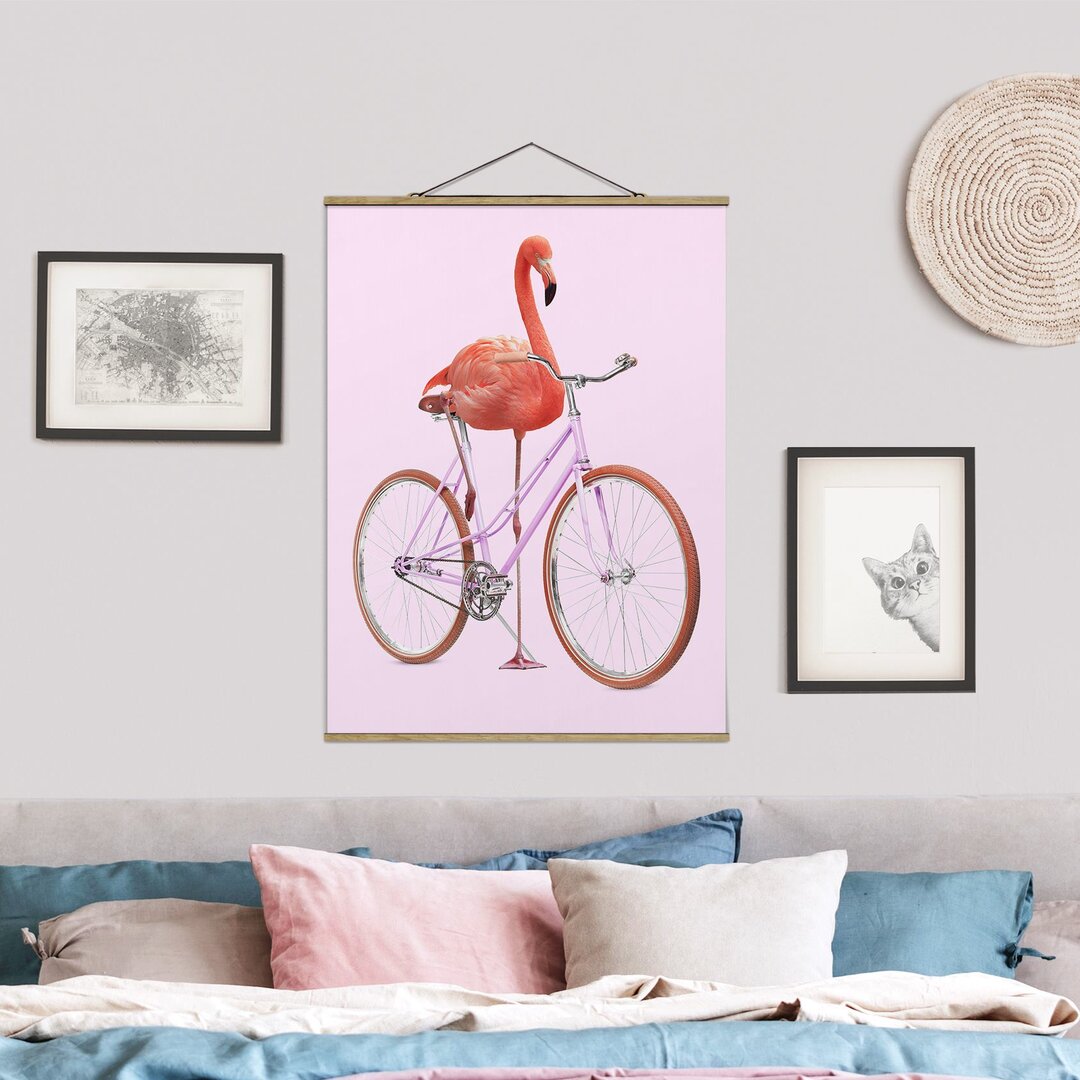 Stoffbild Mit Posterleisten - Jonas Loose - Flamingo Mit Fahrrad - Hochformat 4:3