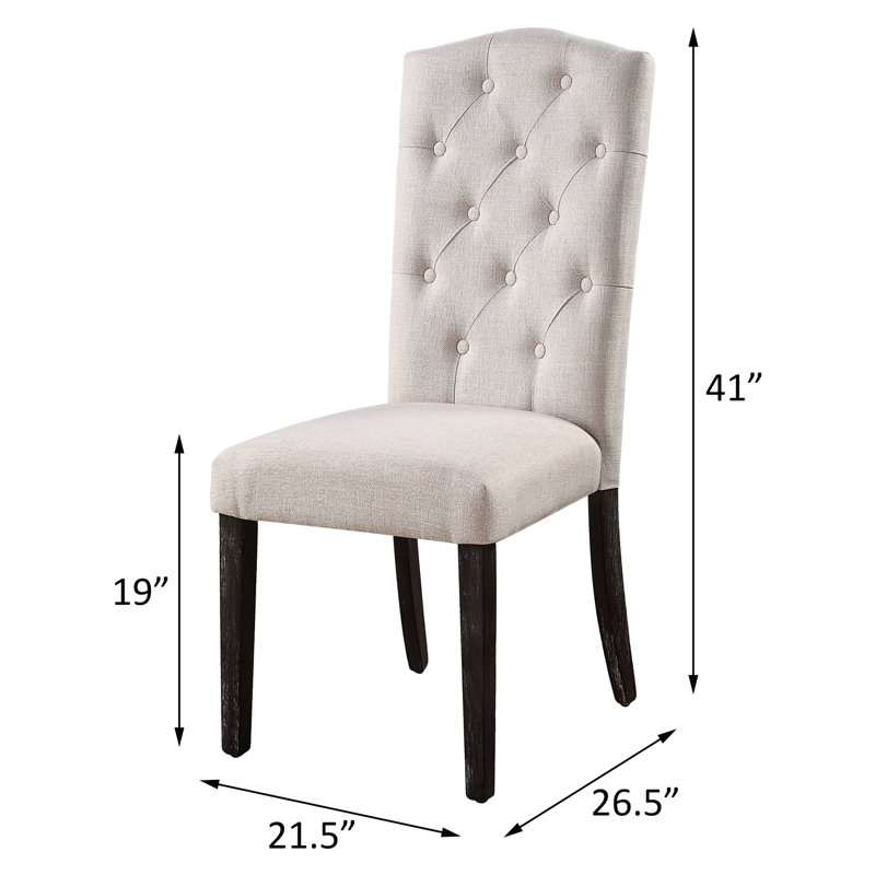 2 chaises à dossier beige et brun pour l'espace de salle à manger