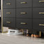 Commode 9 tiroirs moderne noir avec poignées et pieds dorés