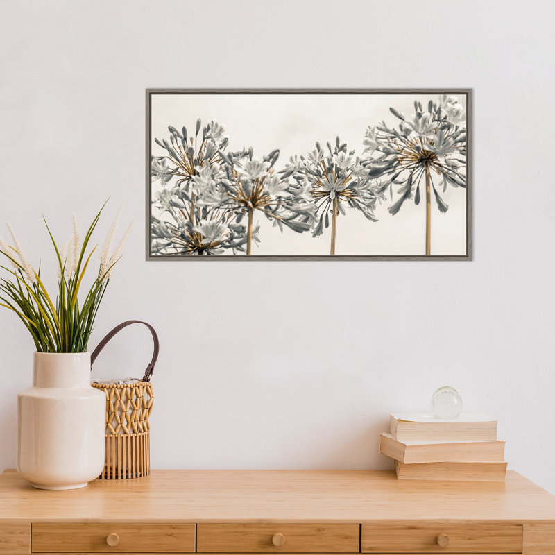 «African Lily Flowers II» par Assaf Frank - reproduction de photo à cadre flottant sur toile