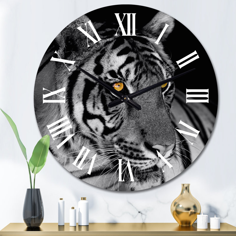 Portrait monochrome d'un tigre blanc I - horloge murale traditionnelle, Moyen