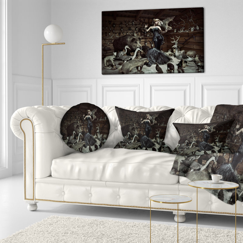 Coussin lombaire animal femme entre animaux sauvages