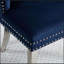Ensemble de 2 chaises à oreilles avec dossier capitonné, revêtement bleu et pieds chromés pour une élégance moderne