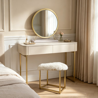 Tabouret de coiffeuse minimaliste moderne en fausse fourrure blanche avec structure en métal doré et miroir rond HD à base gris pâle