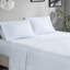 Édredon rayé avec draps en microfibre dans la chambre à coucher-121268921
