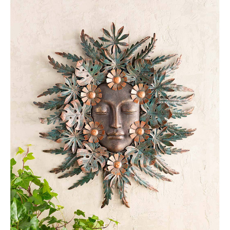 Visage de femme fait à la main entouré de feuilles de métal et de fleurs, art mural