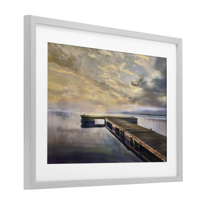Lazy Morning Lake Dock, reproduction sous verre encadrée, conception de Mike Calascibetta