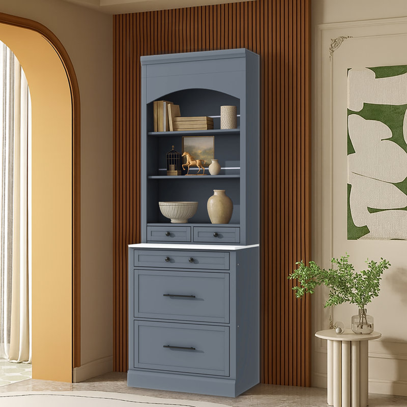 Grand garde-manger avec rangement ouvert pour la salle de bain avec tablettes ouvertes, tiroirs et comptoir en faux marbre pour la salle à manger ou la cuisine