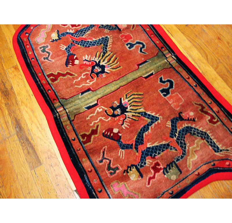 Tapis tibétain chinois antique des années 1930 en forme de dragon tibétain 2 pi 6 po x 4 pi 2 po
