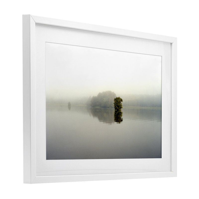«Misty Lake Reflection», impression par Gail Peck, H 17 po x l 23 po, Cadre blanc côtier