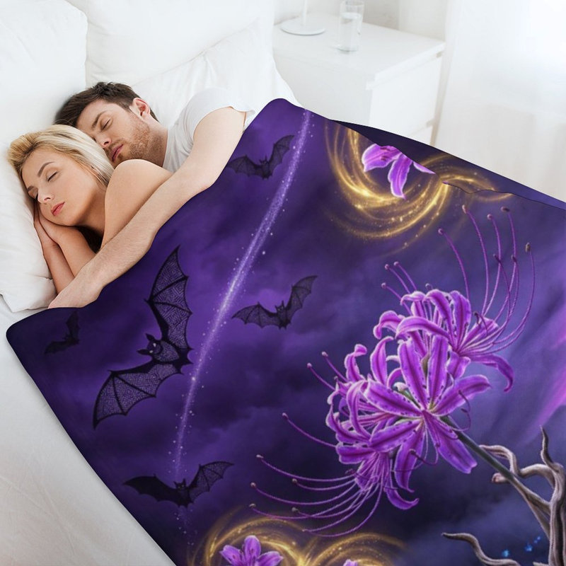 Plaid en flanelle de luxe à motif floral violet lumineux, doux et chaud, idéal pour le salon, le canapé ou le lit. Décoration intérieure.