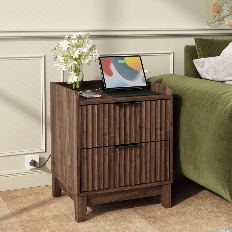 Tables de chevet en bois avec station de charge et 2 tiroirs cannelés Franzi, Brun