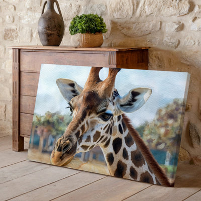 Toile, art rapproché, peinture à l'aquarelle d'une tête de girafe mettant en vedette son long cou distinctif et ses grands yeux expressifs