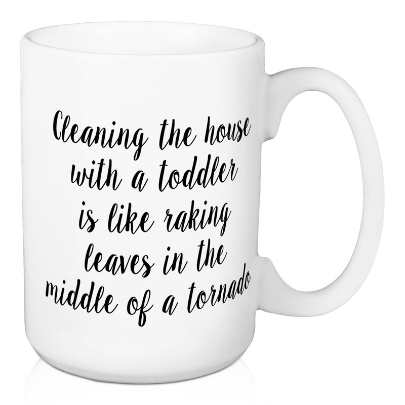 Nettoyez la maison avec une grande tasse à café enfant Crary