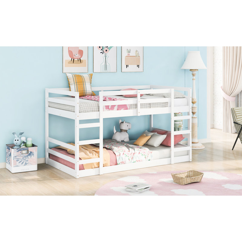 Lit simple au-dessus d'un lit superposé blanc, fabrication de la structure, pour une qualité de longue durée, garde-corps sur toute la longueur, s'adapte à la structure en pin des matelas, contrôle de la qualité, standard