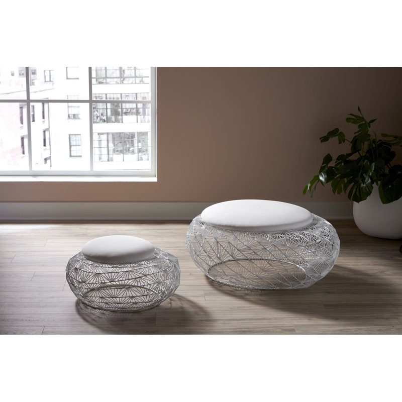Tabouret en grillage métallique avec coussin