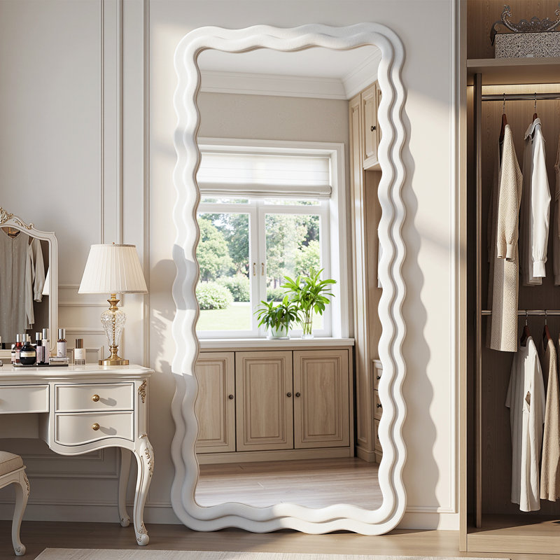 Miroir irrégulier pleine longueur ondulé avec cadre enveloppé de flanelle, Blanc, 76 po x 34 po