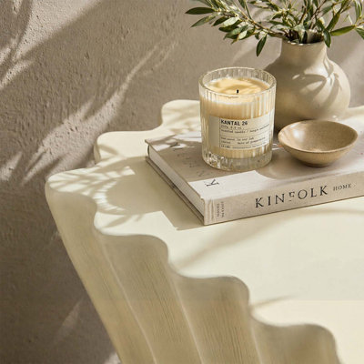 Table d'appoint rétro robuste pour le salon, parfaite pour un décor moderne