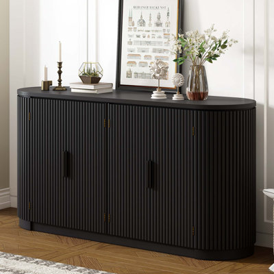 Buffet moderne à quatre portes avec poignées en métal et tablettes réglables