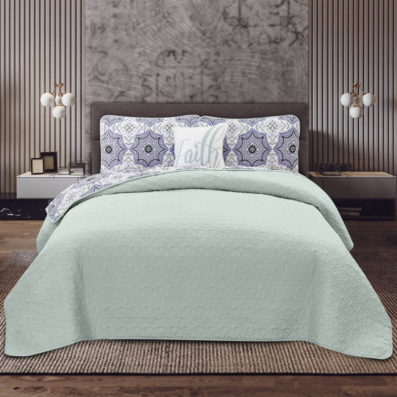 Greyson Damask Quilt, Queen Quilt + 2 Shams + 1 Throw Pillow