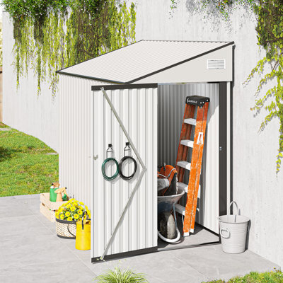Remise de rangement en métal blanc 4 * 8Ft avec porte latérale à charnière simple, bonne ventilation, pour les dortoirs de chantiers de construction dans les projets de chemins de fer à grande vitesse