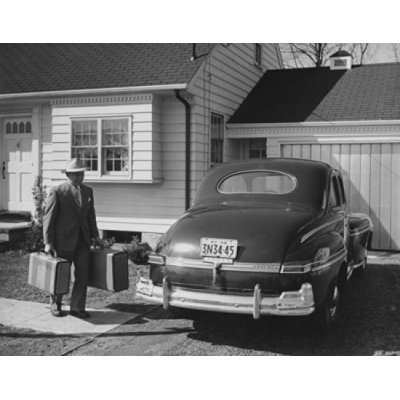 Homme d'affaires portant des valises et se tenant près d'une voiture (24 x 36)