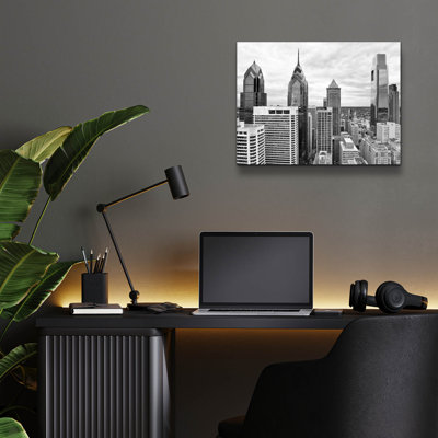  «Philly Skyline B & w» par Erin Clark, art mural en verre acrylique, 36 po x 24 po