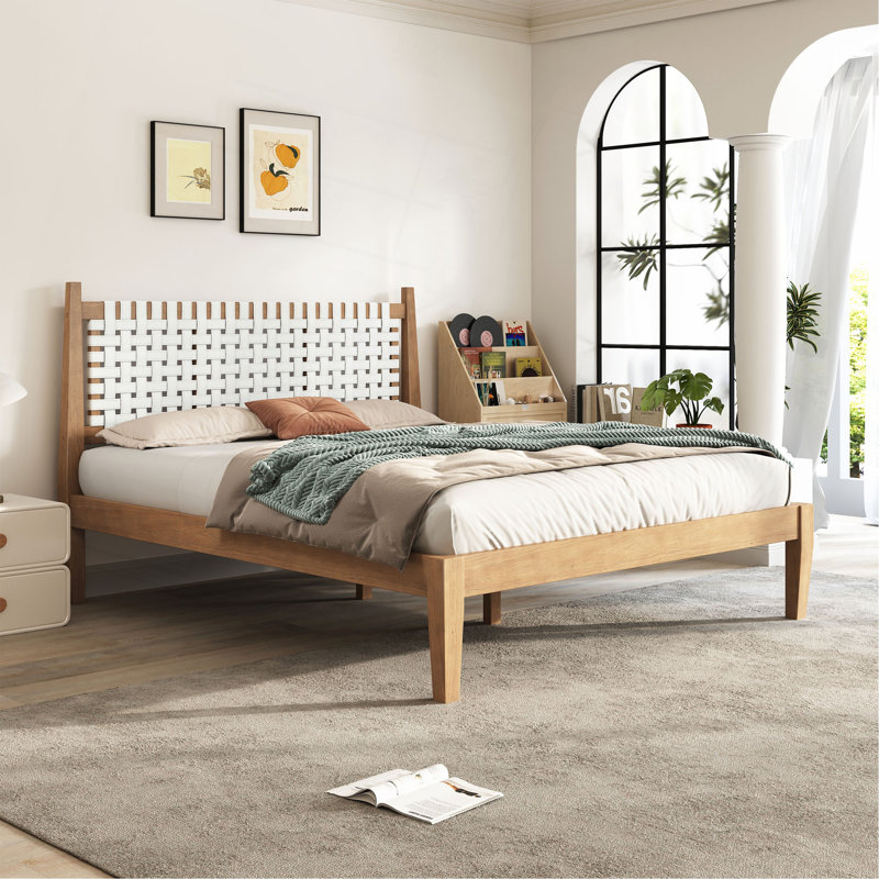 Grand lit avec dossier en cuir blanc tissé, structure en bois naturel