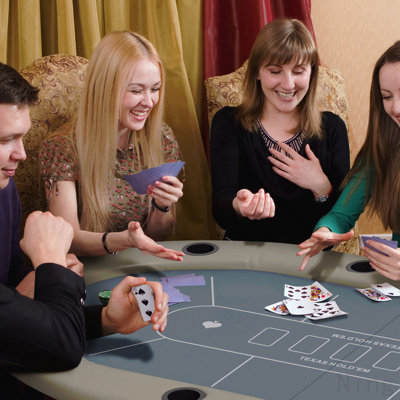 Table de poker pliable Soozier, table de poker ovale de 70 po au Texas Holdem pour 10 joueurs avec porte-gobelets, bleu et brun