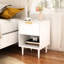 Table de chevet blanche moderne à 22,23 po de hauteur, un tiroir et une tablette ouverte, une poignée décorative dorée, une solution d'organisation de chambre à coucher, une méthode d'assemblage simple et rapide