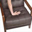 Chaise d'appoint moderne capitonnée en cuir brun foncé, sièges d'appoint en bois au fini noyer pour la chambre à coucher du salon, 1 pièce pour adultes-1440405430