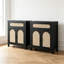Ensemble de 2 meubles de rangement bohèmes en rotin noir avec tiroir et 2 portes en rotin synthétique, étagères réglables pour cuisine, salle à manger et couloir.
