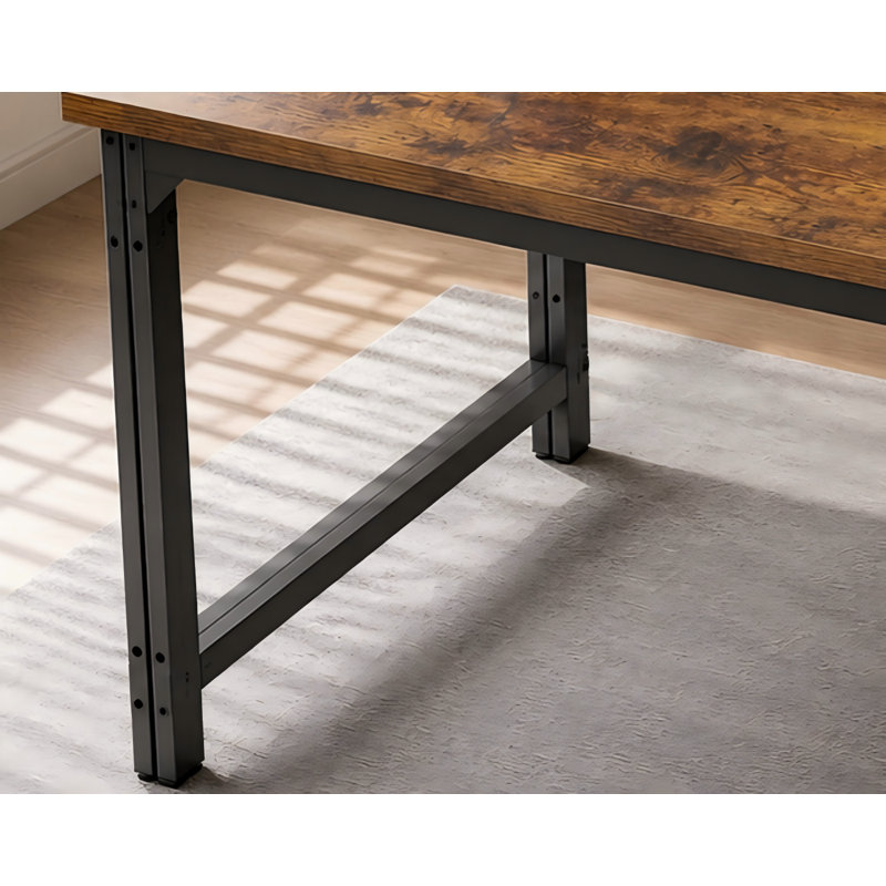 Un bureau d'ordinateur robuste en brun foncé, avec un plateau de table très épais, robuste et durable; Sa conception minimaliste crée un espace de travail dédié pour vous.