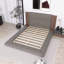 Lit plateforme tapissier de plancher avec tête de lit en bois allongée et tablette de chevet sans sommier-109636237