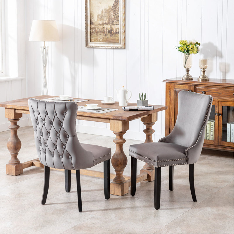 Chaise de salle à manger rembourrée à oreilles avec garniture cloutée et pieds, ensemble de 2, Gris, Brun