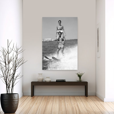 Art mural rétro, homme, ski nautique avec femme en maillot de bain sur les épaules