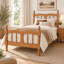 Lit plateforme en bois Altuna pour lits jumeaux/grand lit, avec tête et pied de lit à fuseaux-1159123076-1159123075