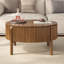 Table basse moderne en noyer de style campagnard, table basse ronde à plateau relevable avec compartiment de rangement dissimulé, table d'appoint centrale circulaire en bois massif cannelé pour les espaces de salon