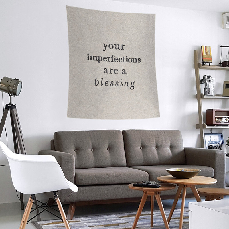 Tapisserie citation d’imperfections écrites en polyester, H 104 po x l 88 po, Blanc / noir