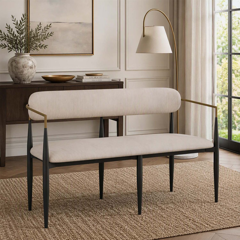 Canapé élégant deux places en métal, recouvert de tissu noir, doré et beige, idéal pour les espaces modernes et compacts.