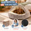 Lit-grotte en forme de beigne avec capuchon pour chats et petits chiens, doté d'une ouverture de capuchon réglable et d'une conception universelle pour chats et chiens, offrant un confort apaisant et décrit comme parfait pour les animaux qui aiment se blottir.