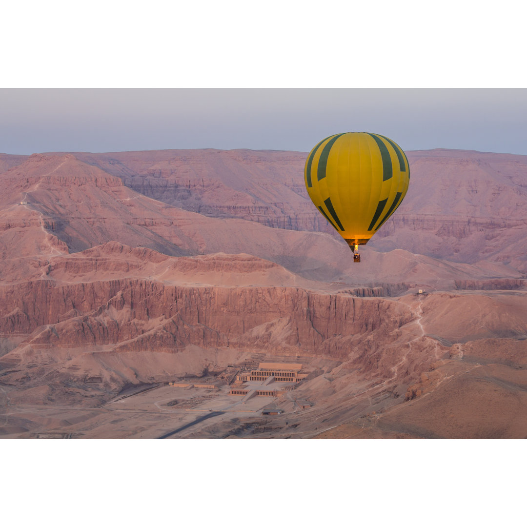 Ballon in Luxor von Gargolas - Druck ohne Rahmen auf Leinwand