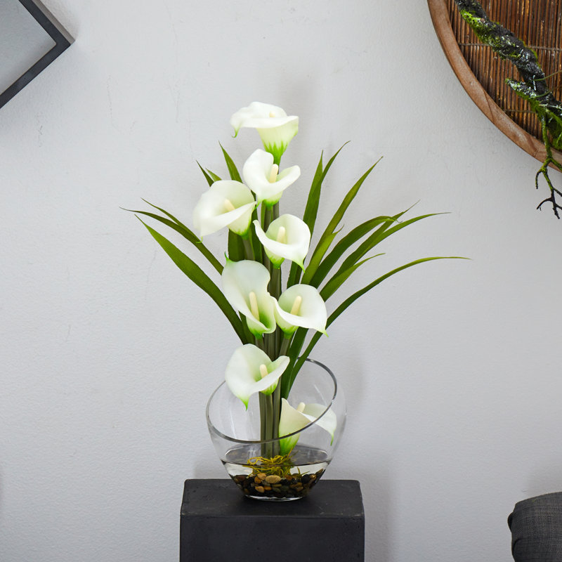 Arrangement floral de lys artificiels dans un vase, Crème