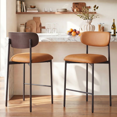 Ensemble de tabourets de bar modernes de 2 tabourets de comptoir rembourrés en similicuir de 24 pouces avec dossier incurvé et pieds en métal noir, chaises de bar à dossier en grain de bois pour îlot de cuisine
