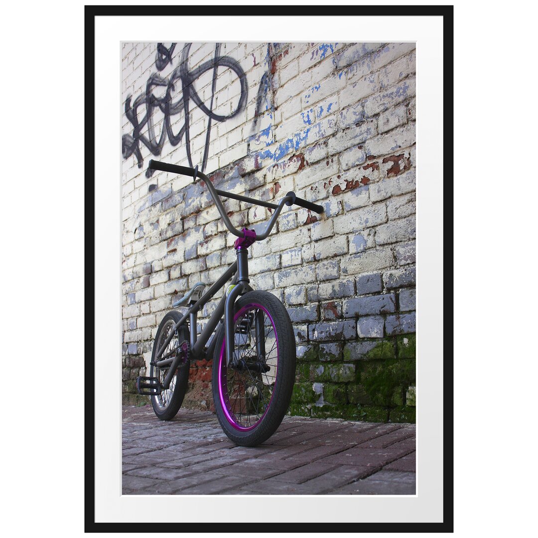 Gerahmtes Poster Fahrrad vor Graffitiwand