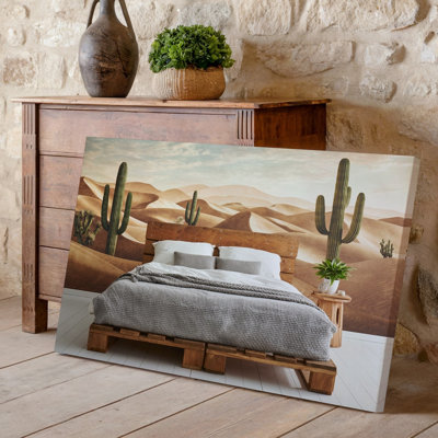 Toile, une scène de chambre à coucher confortable avec un lit d'art mural en bois à palette à profil bas orné d'un ensemble de literie gris texturé doux contre un art mural en toile